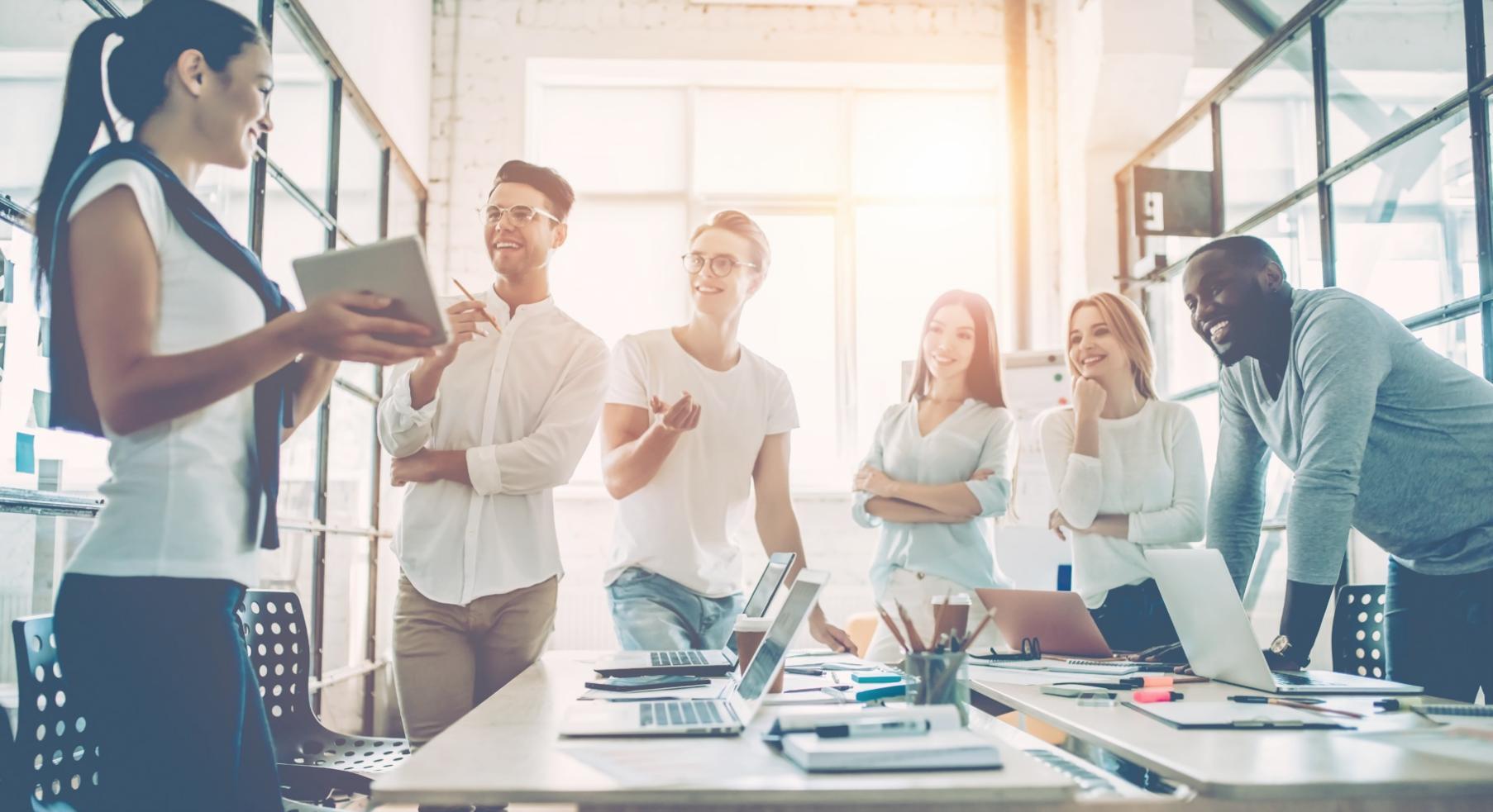 Participantes en sesión de formación empresarial